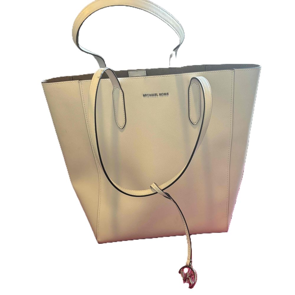 Michael Kors white Tote Style Leather Handbag Size Large